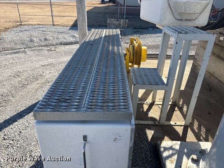 image for item FG2661 2012 International SR525 bucket truck