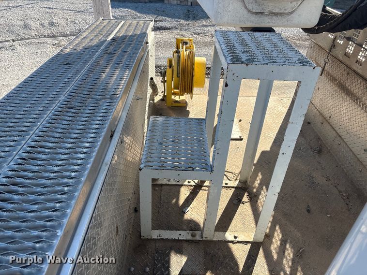 image for item FG2661 2012 International SR525 bucket truck