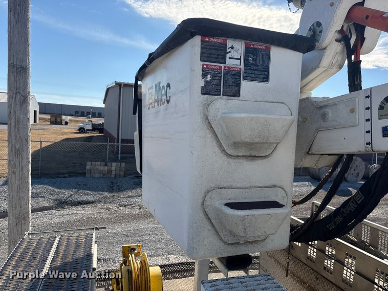 image for item FG2661 2012 International SR525 bucket truck