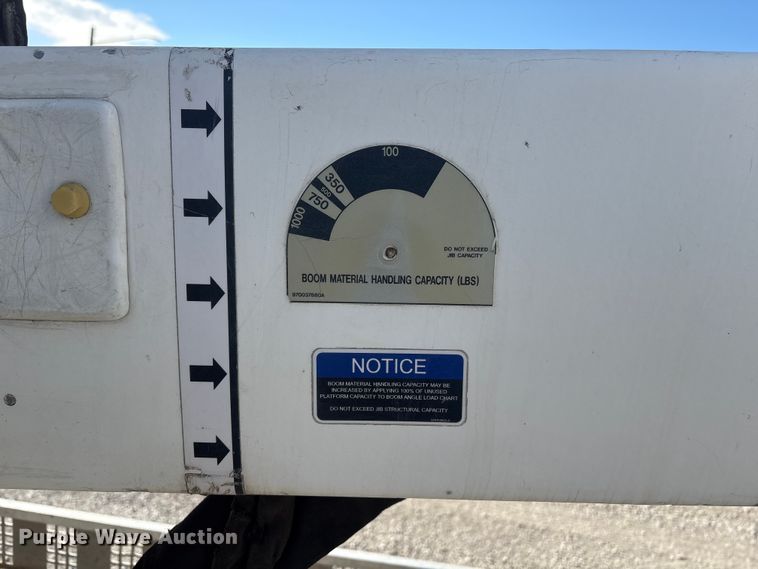 image for item FG2661 2012 International SR525 bucket truck