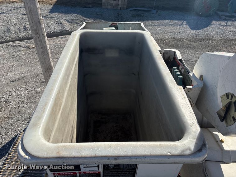 image for item FG2661 2012 International SR525 bucket truck