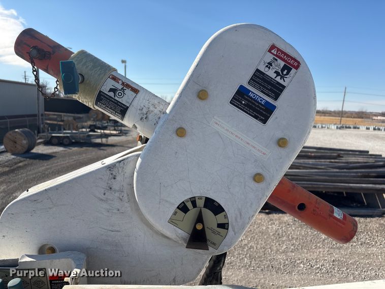 image for item FG2661 2012 International SR525 bucket truck