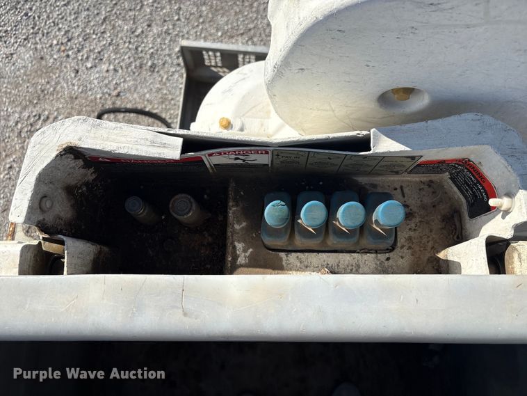 image for item FG2661 2012 International SR525 bucket truck