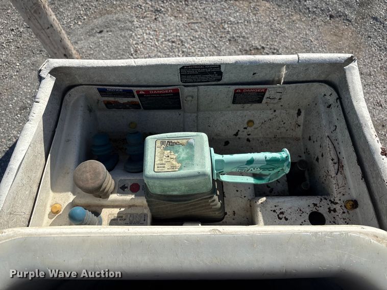 image for item FG2661 2012 International SR525 bucket truck