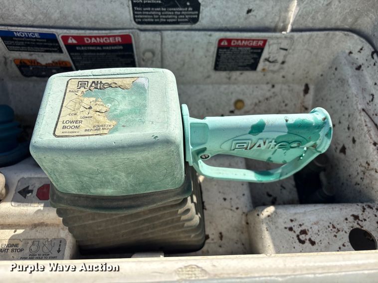 image for item FG2661 2012 International SR525 bucket truck