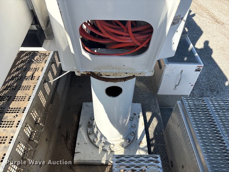 image for item FG2661 2012 International SR525 bucket truck