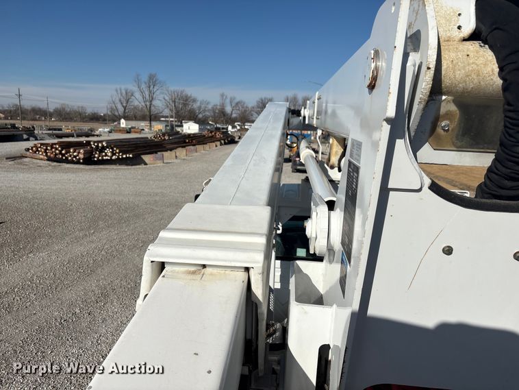image for item FG2661 2012 International SR525 bucket truck