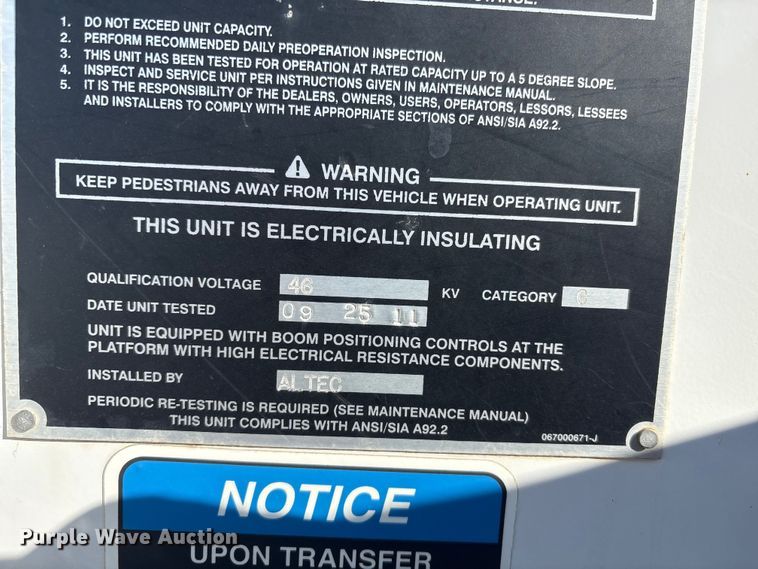 image for item FG2661 2012 International SR525 bucket truck