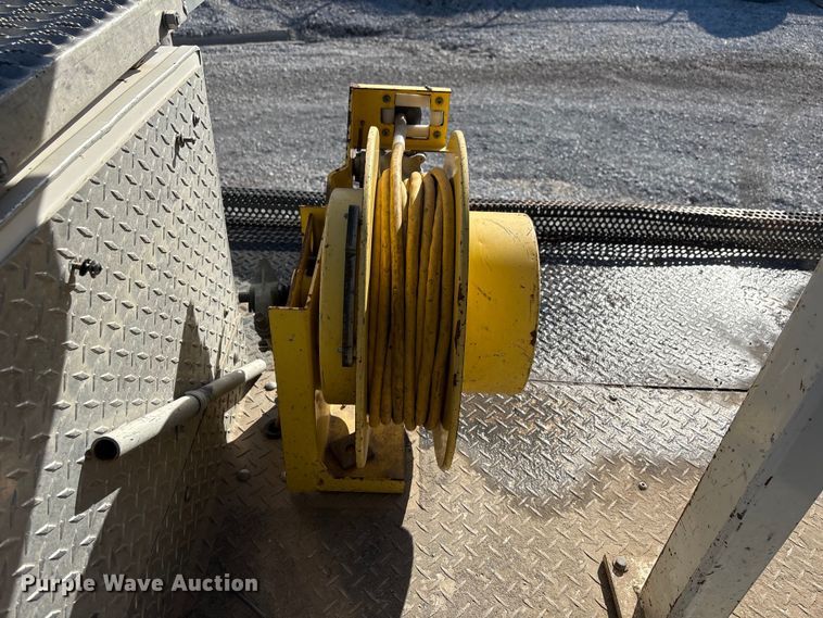 image for item FG2661 2012 International SR525 bucket truck