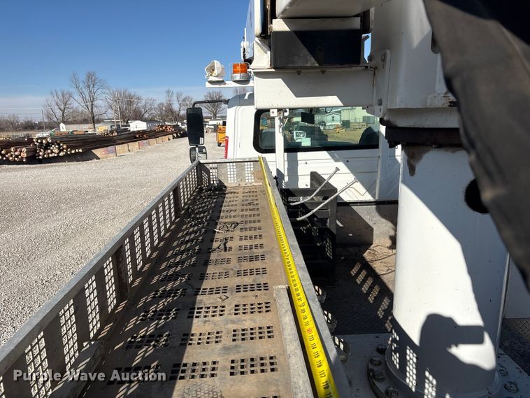 image for item FG2661 2012 International SR525 bucket truck