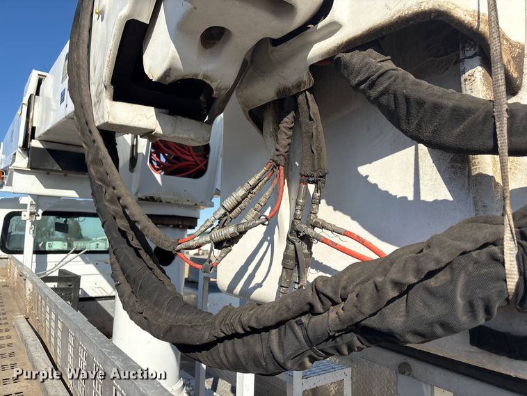 image for item FG2661 2012 International SR525 bucket truck