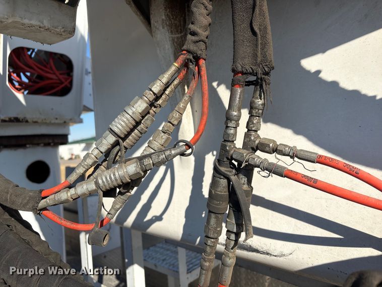 image for item FG2661 2012 International SR525 bucket truck