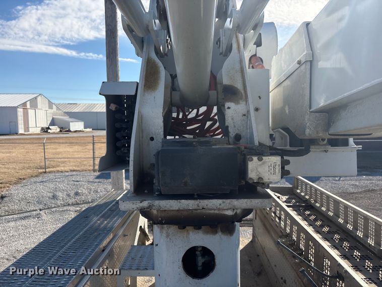 image for item FG2661 2012 International SR525 bucket truck