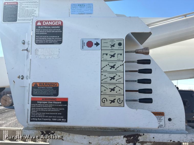 image for item FG2661 2012 International SR525 bucket truck