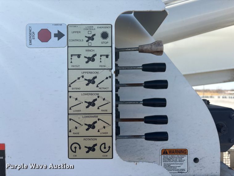 image for item FG2661 2012 International SR525 bucket truck