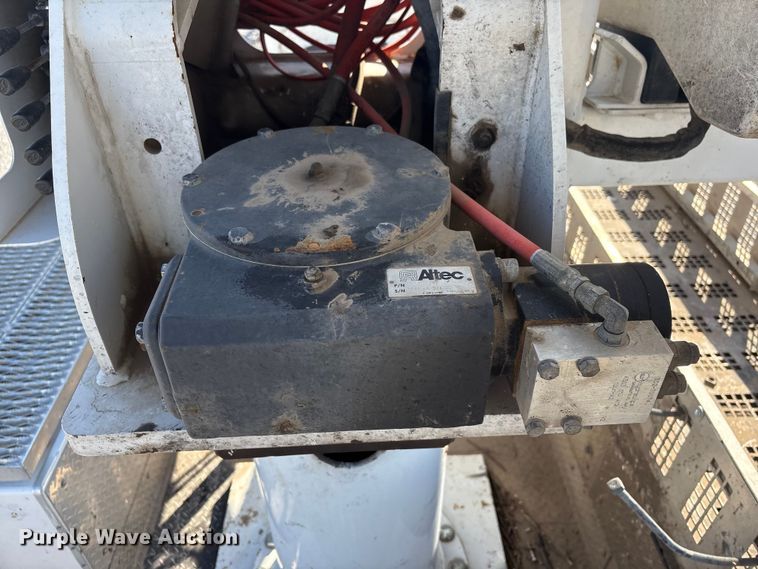 image for item FG2661 2012 International SR525 bucket truck