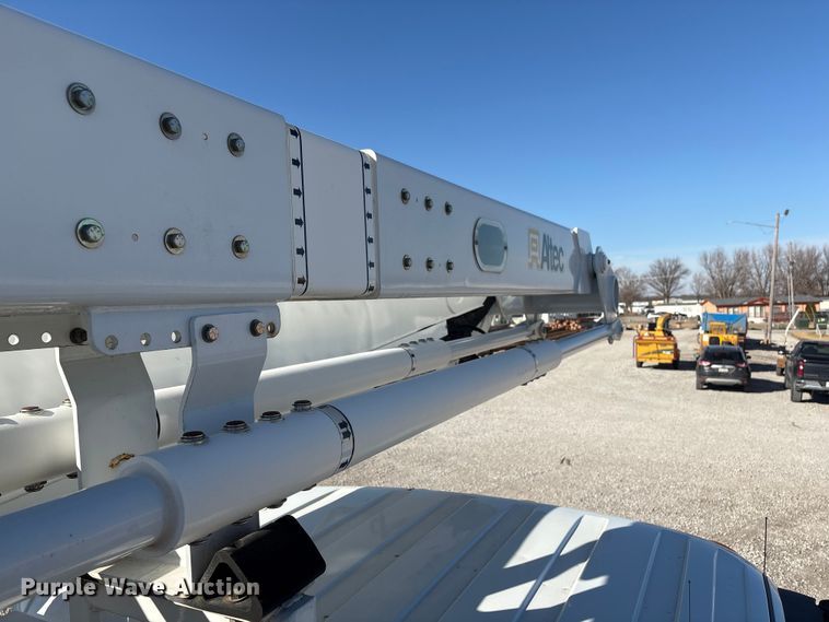 image for item FG2661 2012 International SR525 bucket truck