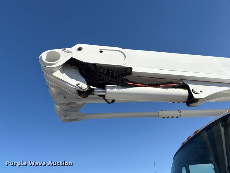 image for item FG2661 2012 International SR525 bucket truck