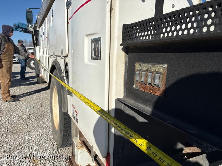 image for item FG2661 2012 International SR525 bucket truck