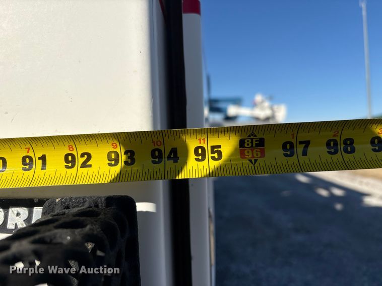 image for item FG2661 2012 International SR525 bucket truck