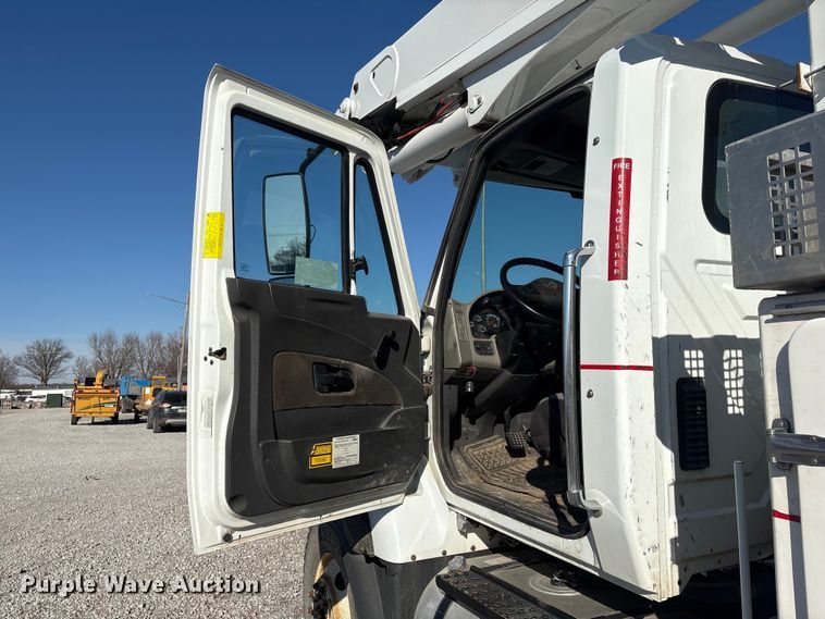 image for item FG2661 2012 International SR525 bucket truck