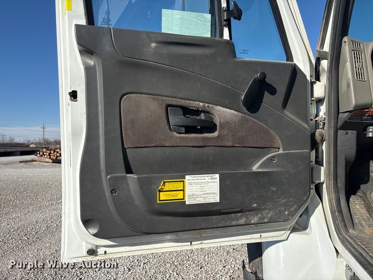 image for item FG2661 2012 International SR525 bucket truck