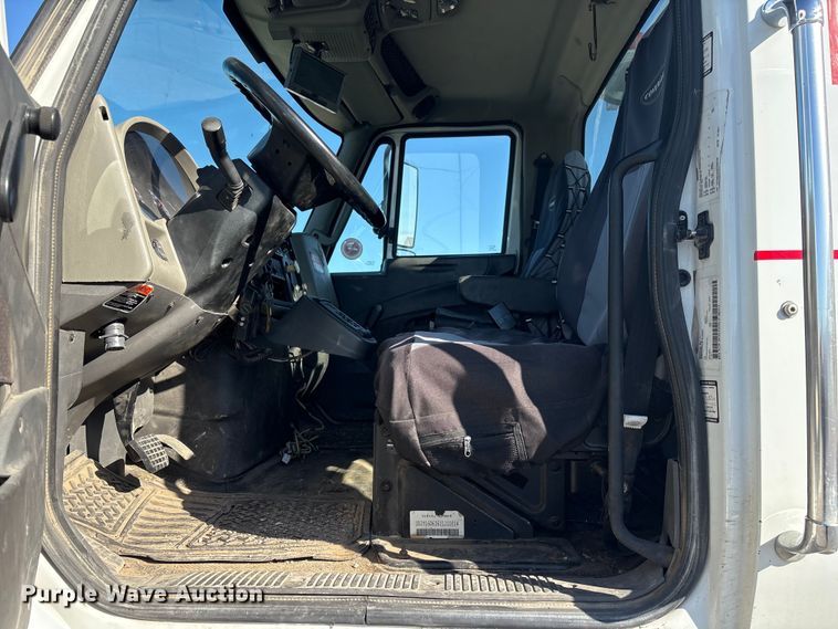 image for item FG2661 2012 International SR525 bucket truck