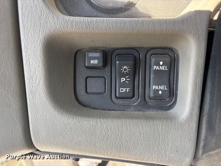 image for item FG2661 2012 International SR525 bucket truck