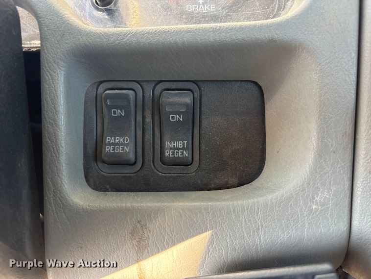 image for item FG2661 2012 International SR525 bucket truck