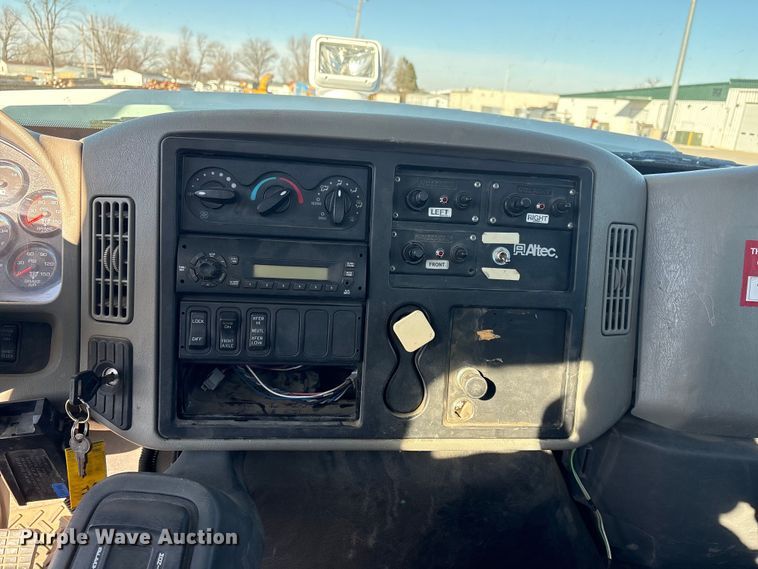 image for item FG2661 2012 International SR525 bucket truck