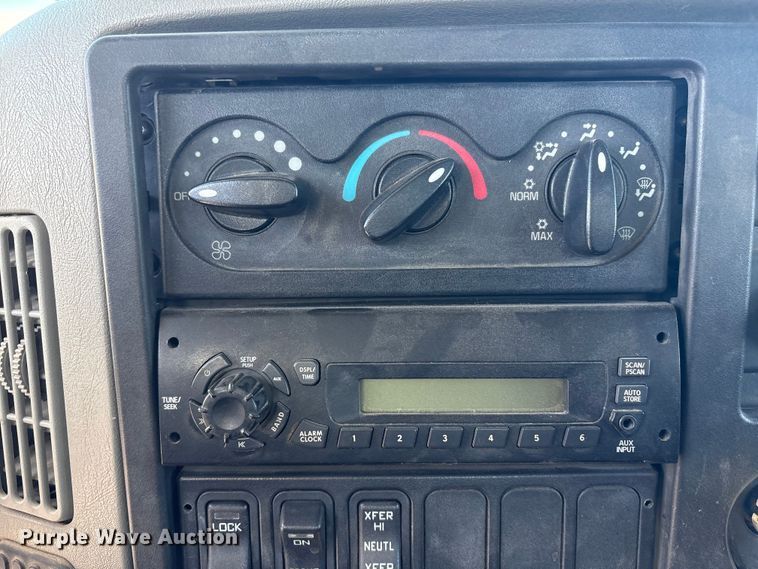 image for item FG2661 2012 International SR525 bucket truck