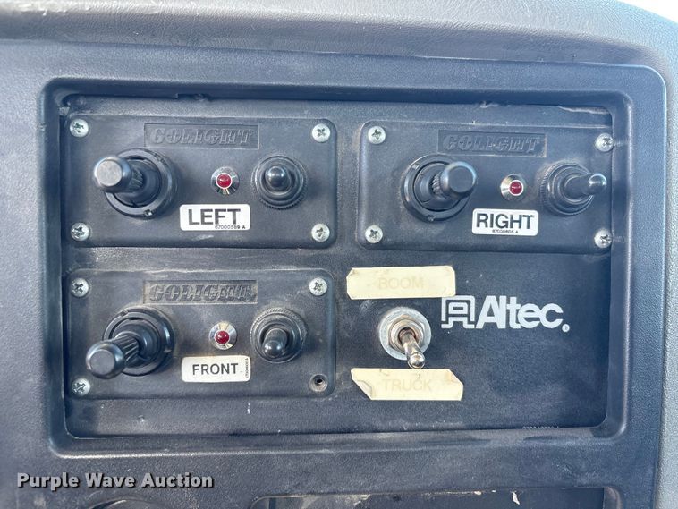 image for item FG2661 2012 International SR525 bucket truck