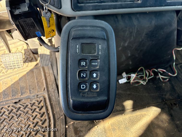 image for item FG2661 2012 International SR525 bucket truck