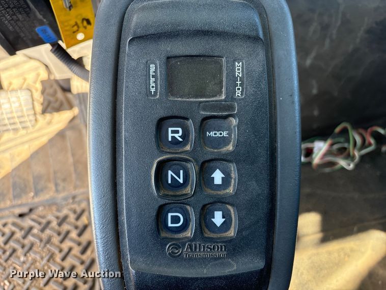 image for item FG2661 2012 International SR525 bucket truck