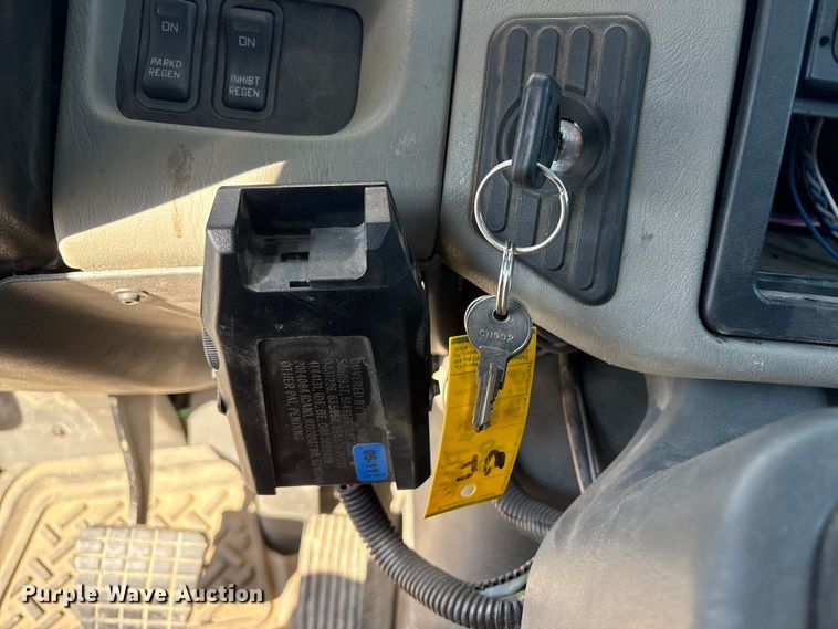 image for item FG2661 2012 International SR525 bucket truck