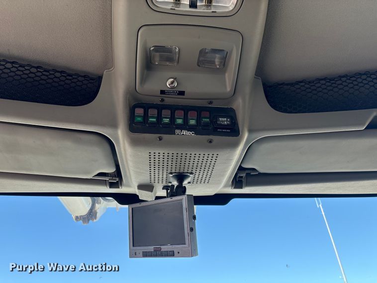 image for item FG2661 2012 International SR525 bucket truck