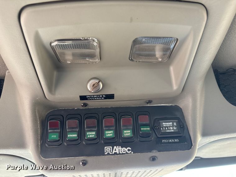 image for item FG2661 2012 International SR525 bucket truck