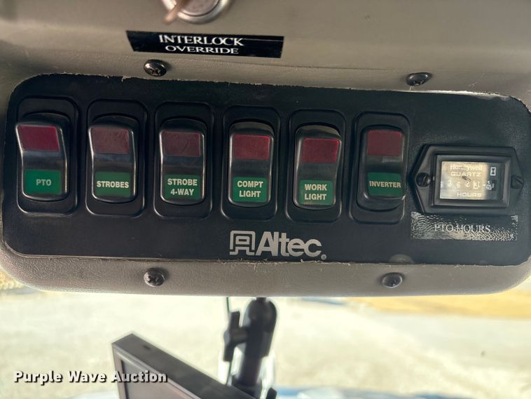 image for item FG2661 2012 International SR525 bucket truck