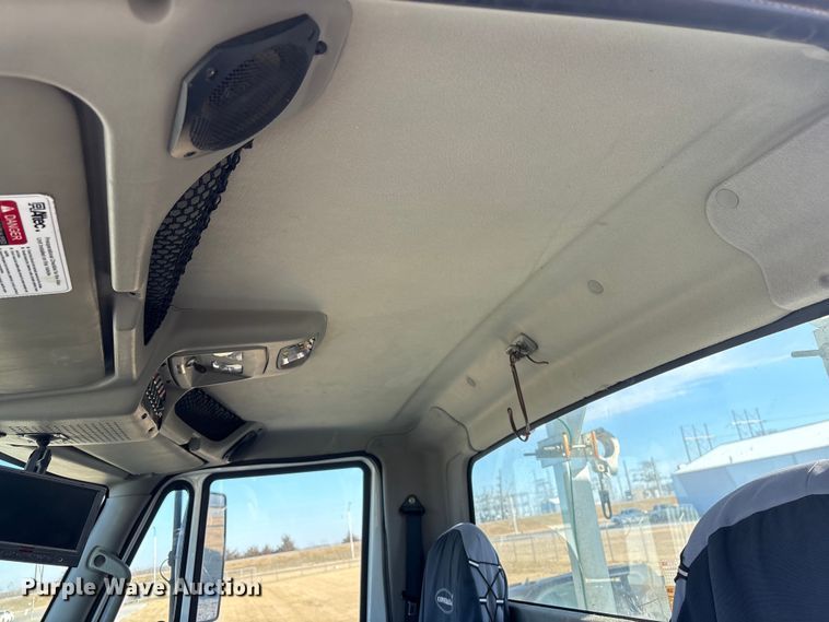 image for item FG2661 2012 International SR525 bucket truck