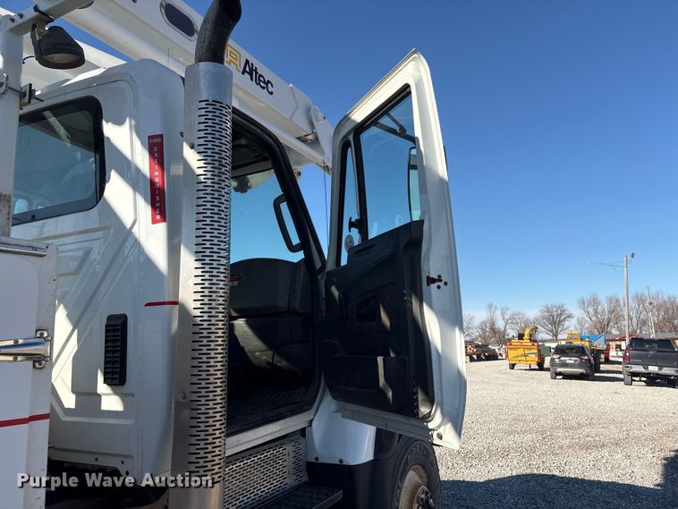 image for item FG2661 2012 International SR525 bucket truck