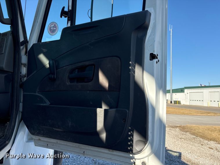 image for item FG2661 2012 International SR525 bucket truck