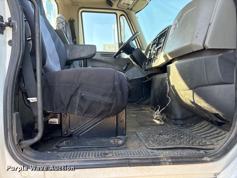 image for item FG2661 2012 International SR525 bucket truck