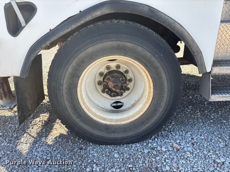 image for item FG2661 2012 International SR525 bucket truck