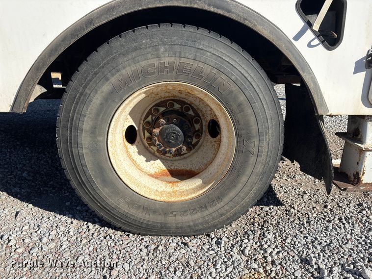 image for item FG2661 2012 International SR525 bucket truck