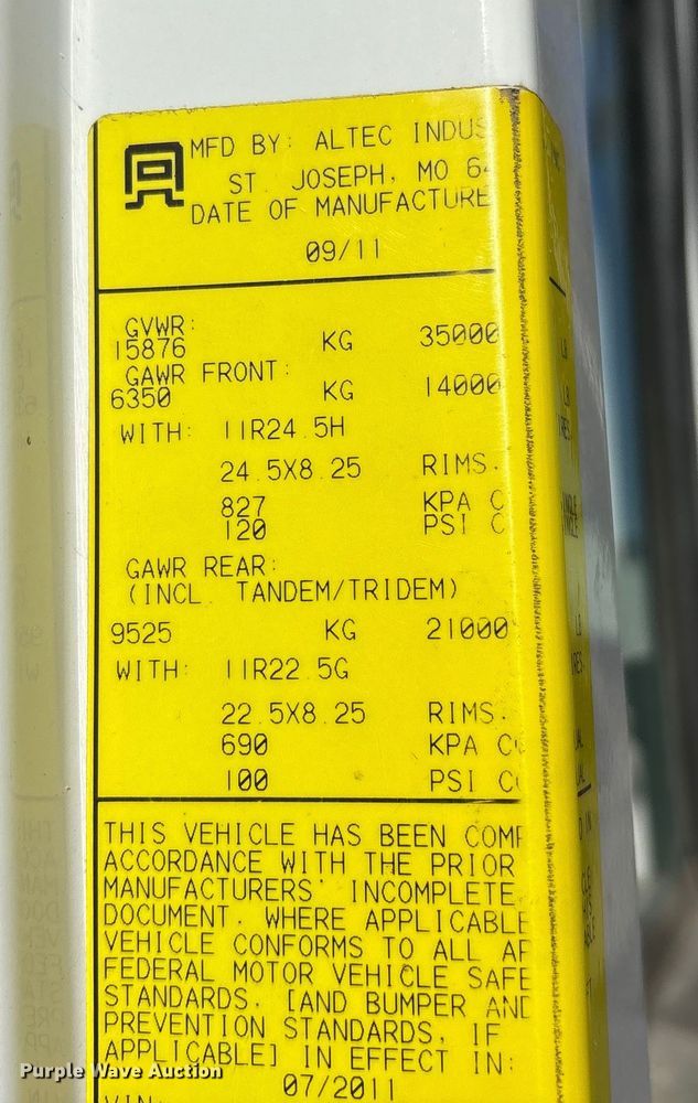 image for item FG2661 2012 International SR525 bucket truck