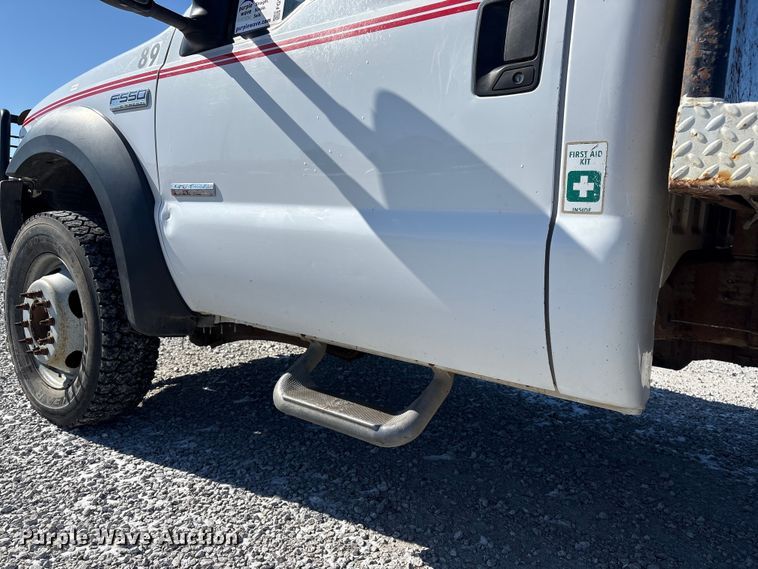 image for item FG2696 2007 Ford F550 Super Duty XL flatbed truck