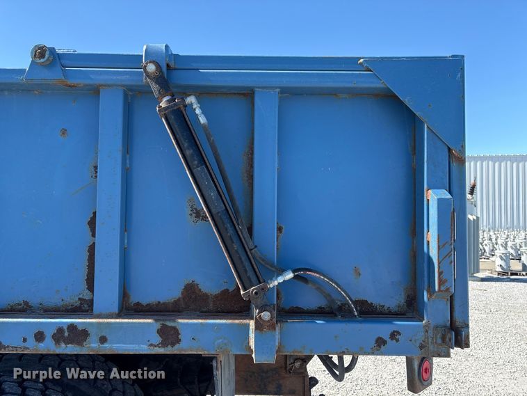 image for item FG2697 2005 International 7300 dump truck