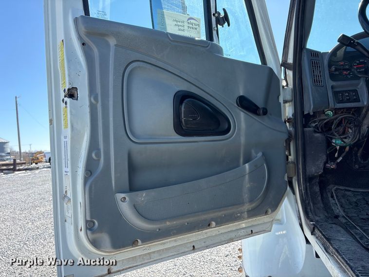 image for item FG2697 2005 International 7300 dump truck