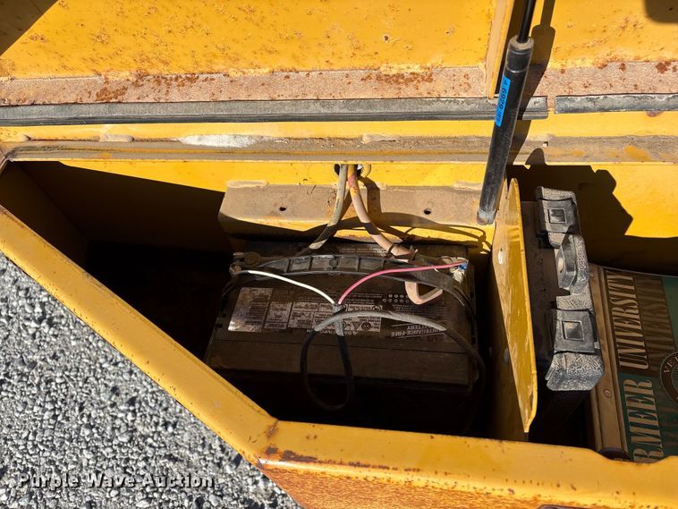 image for item FG2700 1999 Vermeer BC1800A wood chipper