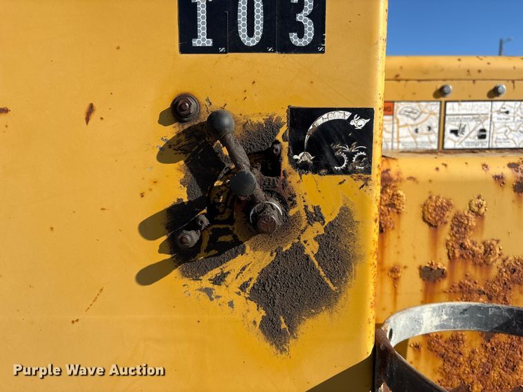 image for item FG2700 1999 Vermeer BC1800A wood chipper